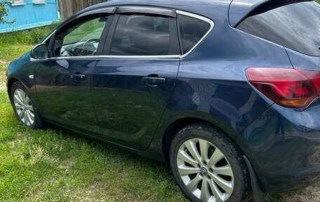 Opel Astra J, 2011 год, 600 000 рублей, 2 фотография