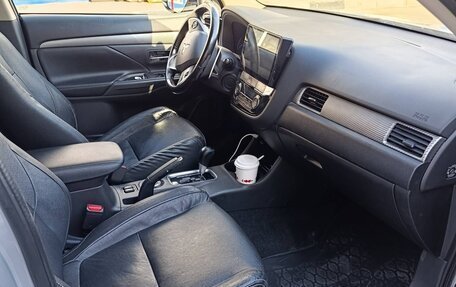 Mitsubishi Outlander III рестайлинг 3, 2013 год, 1 250 000 рублей, 9 фотография