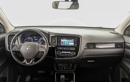 Mitsubishi Outlander III рестайлинг 3, 2017 год, 1 950 000 рублей, 14 фотография