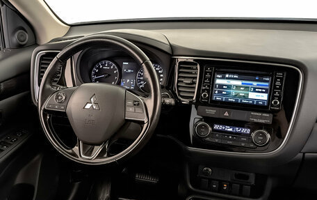 Mitsubishi Outlander III рестайлинг 3, 2017 год, 1 950 000 рублей, 28 фотография