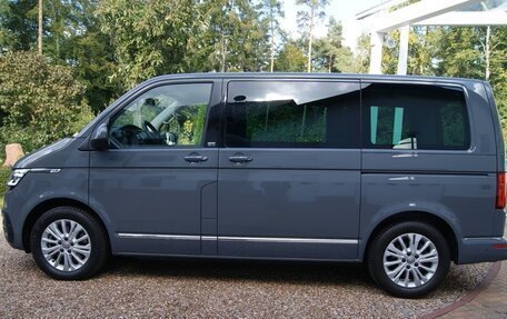 Volkswagen Multivan T6 рестайлинг, 2022 год, 4 890 000 рублей, 6 фотография