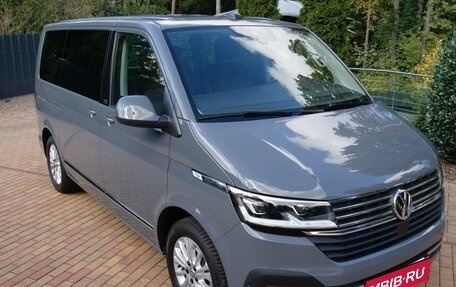 Volkswagen Multivan T6 рестайлинг, 2022 год, 4 890 000 рублей, 2 фотография