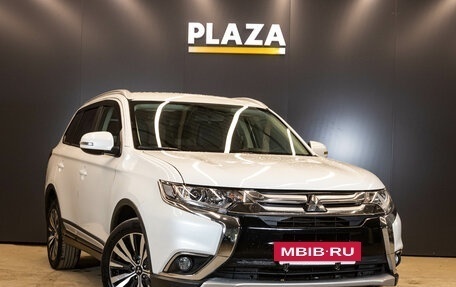 Mitsubishi Outlander III рестайлинг 3, 2017 год, 1 499 000 рублей, 2 фотография