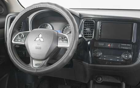 Mitsubishi Outlander III рестайлинг 3, 2014 год, 1 599 000 рублей, 12 фотография