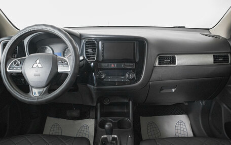 Mitsubishi Outlander III рестайлинг 3, 2014 год, 1 599 000 рублей, 13 фотография
