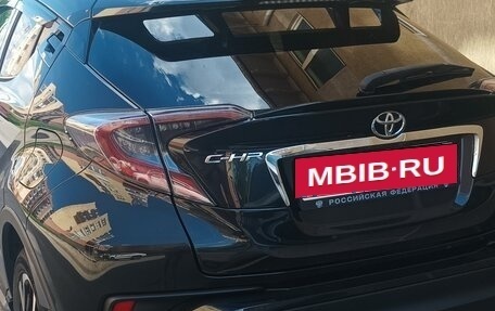 Toyota C-HR I рестайлинг, 2017 год, 2 100 000 рублей, 2 фотография