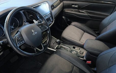 Mitsubishi Outlander III рестайлинг 3, 2017 год, 2 199 000 рублей, 7 фотография
