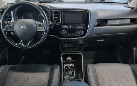 Mitsubishi Outlander III рестайлинг 3, 2017 год, 2 199 000 рублей, 10 фотография