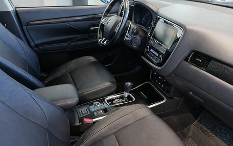 Mitsubishi Outlander III рестайлинг 3, 2017 год, 2 199 000 рублей, 8 фотография