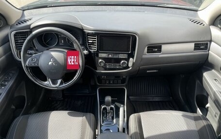 Mitsubishi Outlander III рестайлинг 3, 2018 год, 2 112 000 рублей, 10 фотография