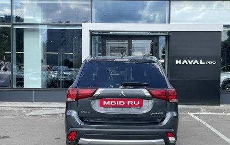 Mitsubishi Outlander III рестайлинг 3, 2018 год, 2 112 000 рублей, 6 фотография
