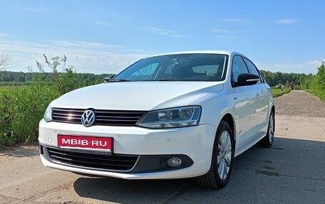 Volkswagen Jetta VI, 2013 год, 815 000 рублей, 1 фотография