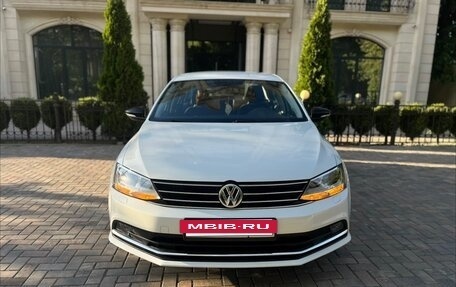 Volkswagen Jetta VI, 2016 год, 1 410 000 рублей, 2 фотография