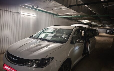 Chrysler Pacifica (RU), 2018 год, 3 600 000 рублей, 2 фотография