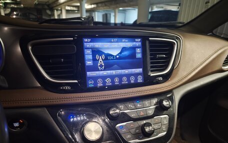 Chrysler Pacifica (RU), 2018 год, 3 600 000 рублей, 7 фотография