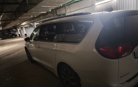 Chrysler Pacifica (RU), 2018 год, 3 600 000 рублей, 16 фотография
