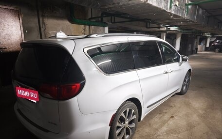 Chrysler Pacifica (RU), 2018 год, 3 600 000 рублей, 14 фотография