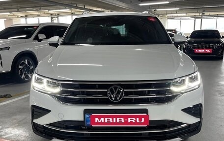 Volkswagen Tiguan II, 2022 год, 2 799 000 рублей, 2 фотография