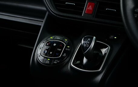 Toyota Noah III, 2014 год, 1 687 050 рублей, 15 фотография