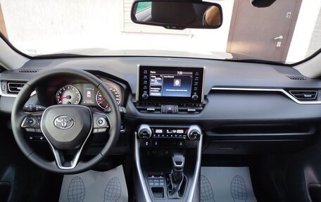 Toyota RAV4, 2021 год, 2 999 999 рублей, 16 фотография