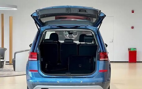 Volkswagen Touran III, 2022 год, 2 100 000 рублей, 15 фотография