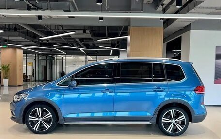 Volkswagen Touran III, 2022 год, 2 100 000 рублей, 4 фотография