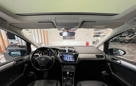 Volkswagen Touran III, 2022 год, 2 100 000 рублей, 10 фотография