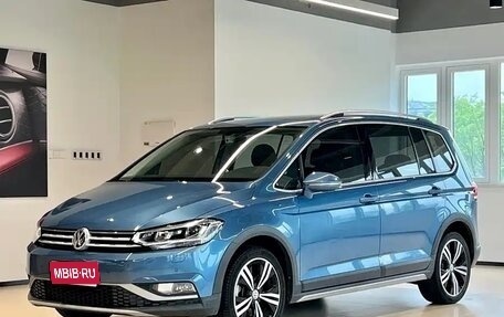 Volkswagen Touran III, 2022 год, 2 100 000 рублей, 1 фотография