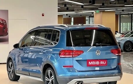Volkswagen Touran III, 2022 год, 2 100 000 рублей, 5 фотография