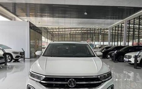 Volkswagen T-Roc I, 2024 год, 2 000 000 рублей, 2 фотография