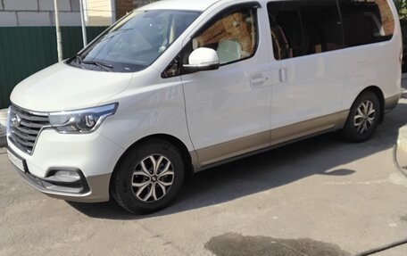 Hyundai H-1 II рестайлинг, 2021 год, 3 800 000 рублей, 2 фотография