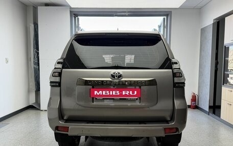 Toyota Land Cruiser Prado 150 рестайлинг 2, 2021 год, 6 216 000 рублей, 5 фотография
