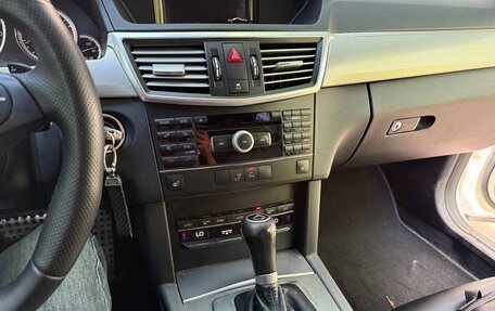 Mercedes-Benz E-Класс, 2010 год, 550 000 рублей, 3 фотография