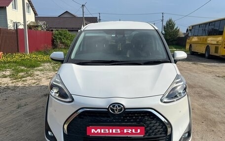 Toyota Sienta II, 2021 год, 1 550 000 рублей, 2 фотография