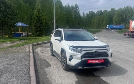 Toyota RAV4, 2020 год, 3 100 000 рублей, 11 фотография