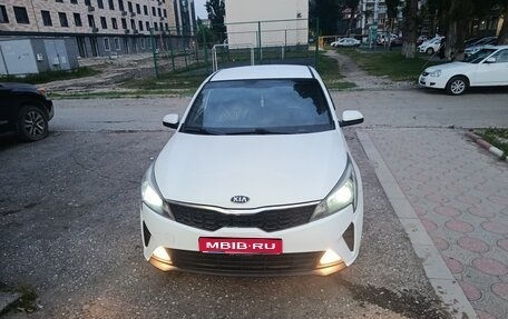KIA Rio IV, 2020 год, 900 000 рублей, 1 фотография