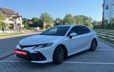 Toyota Camry, 2021 год, 3 200 000 рублей, 2 фотография