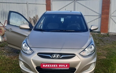 Hyundai Solaris II рестайлинг, 2011 год, 700 000 рублей, 3 фотография