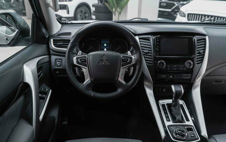 Mitsubishi Pajero Sport III рестайлинг, 2017 год, 2 550 000 рублей, 12 фотография