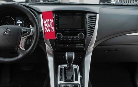 Mitsubishi Pajero Sport III рестайлинг, 2017 год, 2 550 000 рублей, 11 фотография