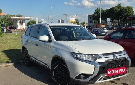 Mitsubishi Outlander III рестайлинг 3, 2019 год, 2 200 000 рублей, 2 фотография