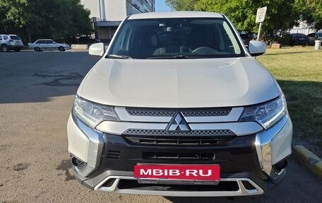 Mitsubishi Outlander III рестайлинг 3, 2019 год, 2 200 000 рублей, 9 фотография