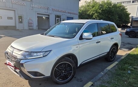 Mitsubishi Outlander III рестайлинг 3, 2019 год, 2 200 000 рублей, 10 фотография