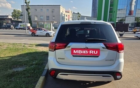 Mitsubishi Outlander III рестайлинг 3, 2019 год, 2 200 000 рублей, 11 фотография