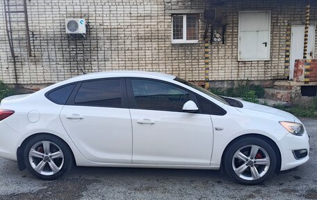 Opel Astra J, 2013 год, 690 000 рублей, 2 фотография