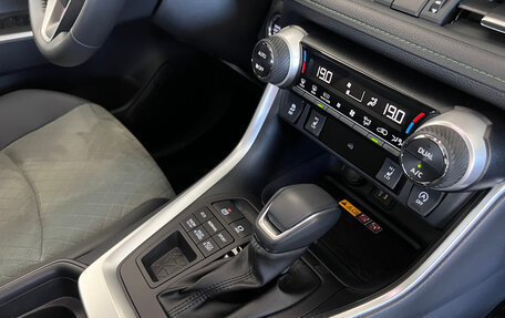 Toyota RAV4, 2024 год, 4 150 000 рублей, 12 фотография