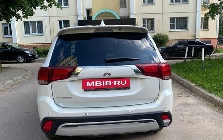 Mitsubishi Outlander III рестайлинг 3, 2021 год, 3 500 000 рублей, 3 фотография