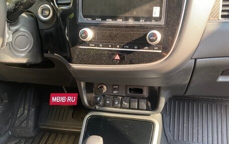 Mitsubishi Outlander III рестайлинг 3, 2021 год, 3 500 000 рублей, 6 фотография