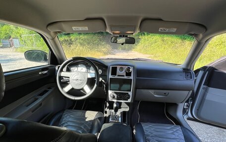 Chrysler 300C II, 2005 год, 1 050 000 рублей, 33 фотография