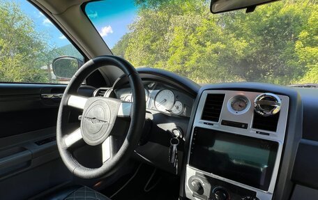 Chrysler 300C II, 2005 год, 1 050 000 рублей, 31 фотография